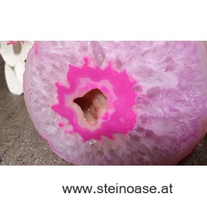 Achat Druse mit Kristallen Pink